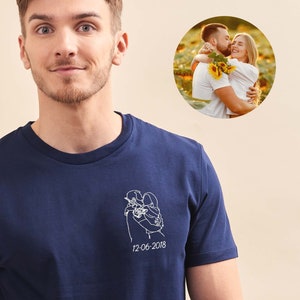 T-Shirt Homme Photo Brodée Personnalisé, Dessin Trait Personnalisé Brodé, T-Shirt Homme Personnalisé, Cadeau Fête Des Pères Personnalisé Bleu marin / Navy