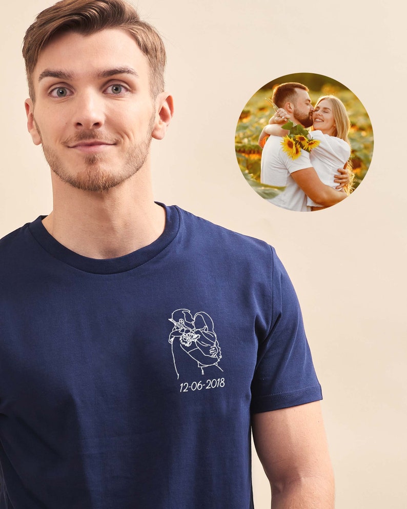 T-Shirt Homme Photo Brodée Personnalisé, Dessin Trait Personnalisé Brodé, T-Shirt Homme Personnalisé, Cadeau Fête Des Pères Personnalisé Bleu marin / Navy