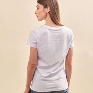Tshirt Brodé Femme Blanc, T-Shirt Personnalisé Femme, Tee-Shirt Personnalisable, Cadeau Maman, Cadeau Fête Des Mères Personnalisé image 7