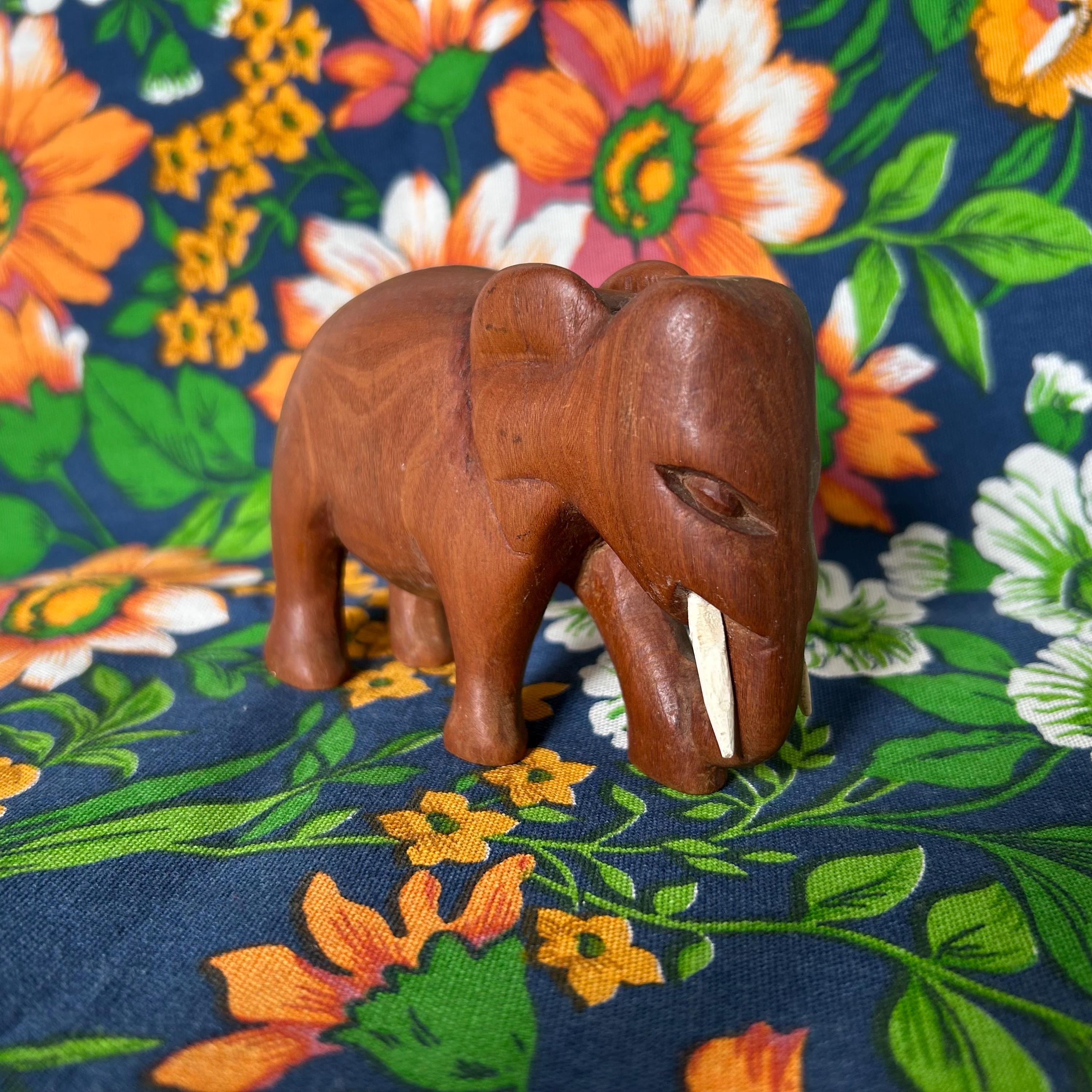 ヴィンテージの手彫りアフリカ木製象 - Etsy 日本