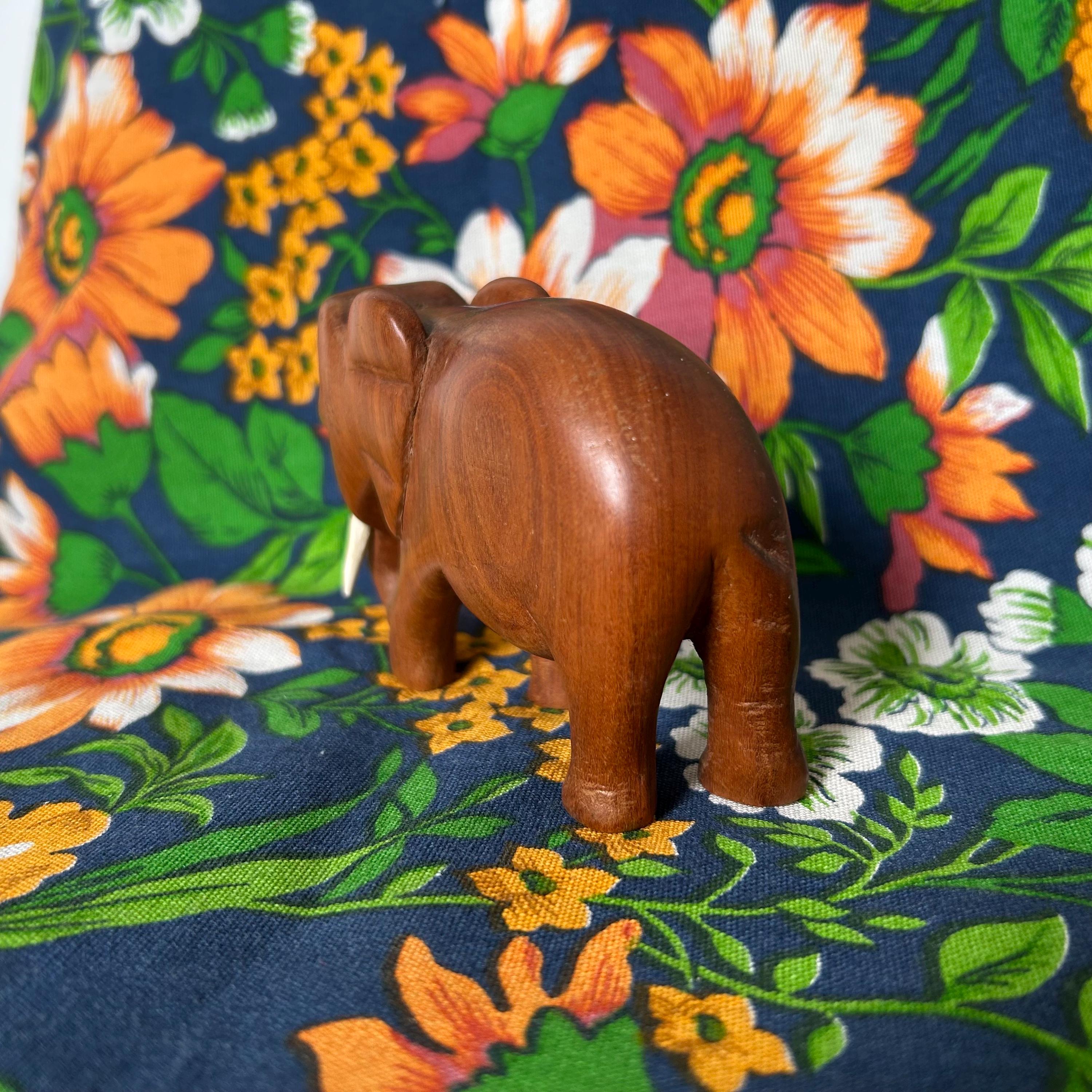 ヴィンテージの手彫りアフリカ木製象 - Etsy 日本