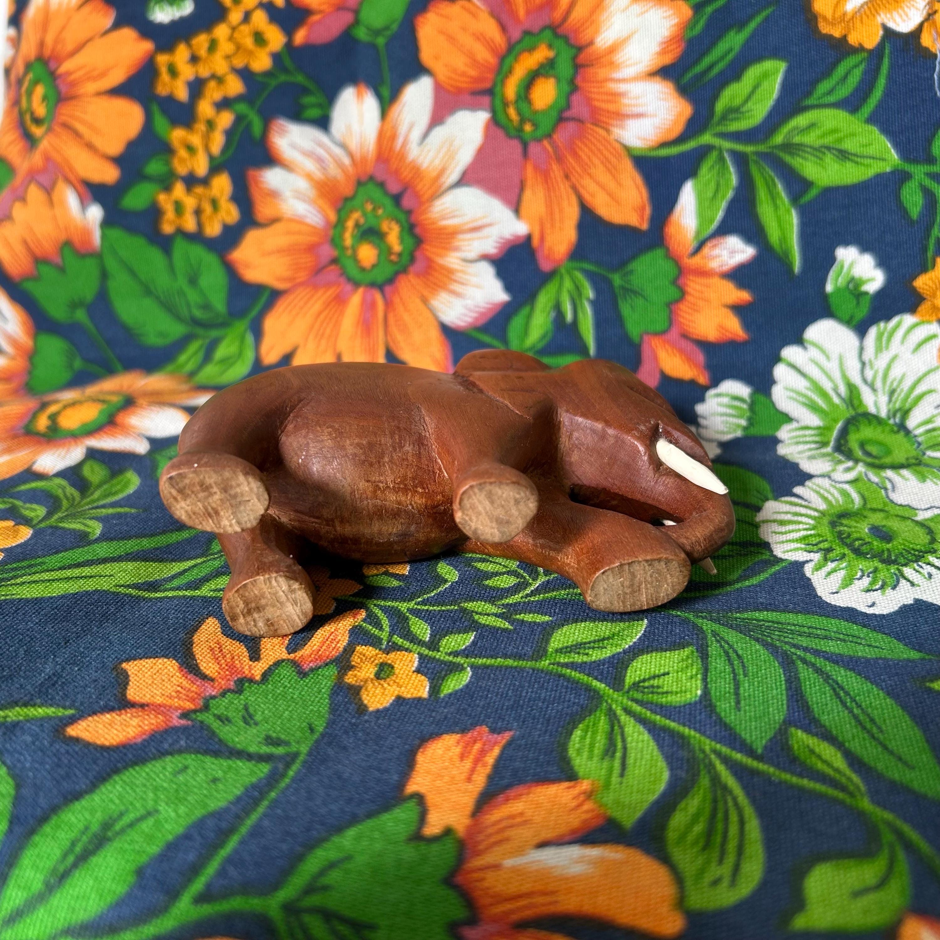 ヴィンテージの手彫りアフリカ木製象 - Etsy 日本