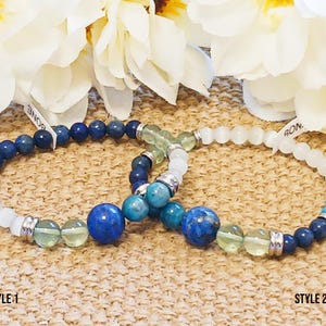 Pode incluir: Duas pulseiras de contas com pedras azuis, verdes e brancas. As pulseiras s&atilde;o etiquetadas como "Style 1" e "Style 2".