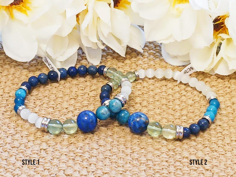 Pode incluir: Duas pulseiras de contas com pedras azuis, verdes e brancas. As pulseiras s&atilde;o etiquetadas como "Style 1" e "Style 2".