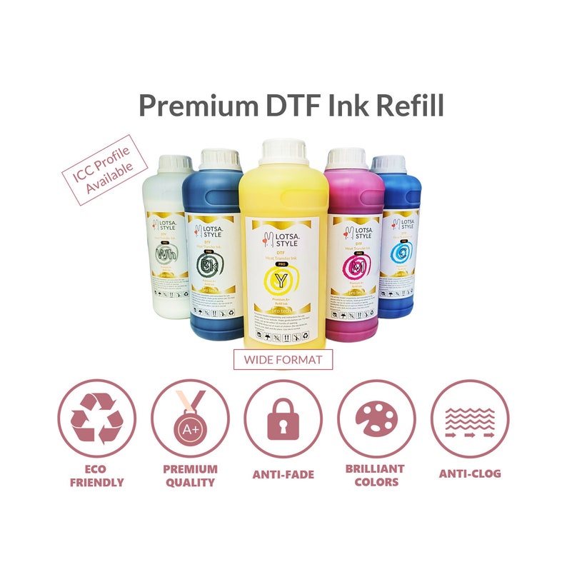 Op de afbeelding: Vijf flessen DTF-inktnavulling, gelabeld met de merknaam "LOTSA STYLE" en de kleuren cyaan, magenta, geel, zwart en wit. De flessen zijn in een rij op een witte achtergrond gerangschikt. De tekst "Premium DTF Ink Refill" wordt boven de flessen weergegeven. De tekst "ICC Profile Available" wordt in een wit vak in de linkerbovenhoek van de afbeelding weergegeven. De tekst "WIDE FORMAT" wordt onder de flessen weergegeven. Vijf pictogrammen worden onder de tekst "WIDE FORMAT" weergegeven, die de volgende kenmerken voorstellen: Milieuvriendelijk, Premiumkwaliteit, Anti-Fade, Briljante Kleuren en Anti-Verstopping.
