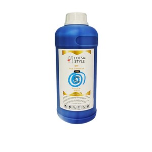 Op de afbeelding: Een blauwe fles Lotsa Style DTF Pro Heat Transfer Ink. De fles heeft een witte dop en een gouden etiket met de merknaam en productinformatie. Het etiket bevat ook een blauw spiraalontwerp en de tekst "Premium Art Refill Ink".