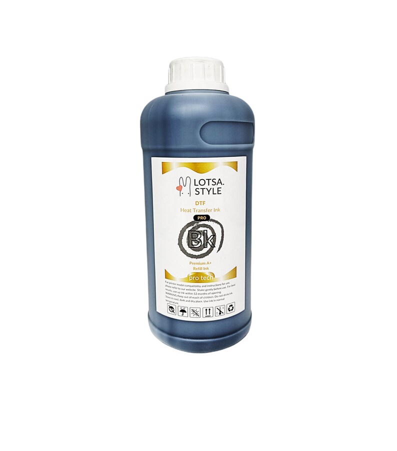 Op de afbeelding: Een zwarte fles DTF-hittetransferinkt met het label "Lotsa Style DTF Pro Bk Premium A+ Rattl Ink pro tech".
