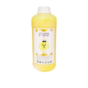 Op de afbeelding: Een gele fles Lotsa Style DTF Pro Heat Transfer Ink. De fles is gelabeld met de merknaam, productnaam en kleur (geel). De fles is 1 liter.