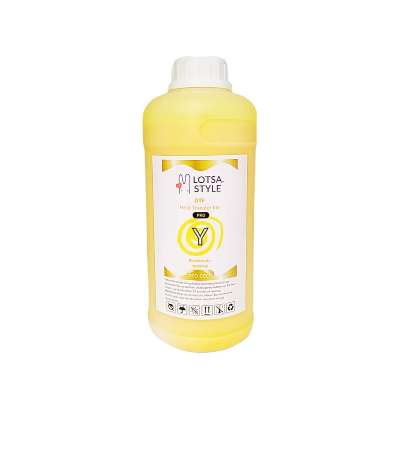 Op de afbeelding: Een gele fles Lotsa Style DTF Pro Heat Transfer Ink. De fles is gelabeld met de merknaam, productnaam en kleur (geel). De fles is 1 liter.