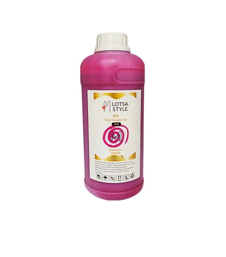 Op de afbeelding: Een roze fles Lotsa Style DTF Pro Heat Transfer Ink. De fles is voorzien van een etiket met de merknaam, productnaam en gebruiksaanwijzingen. De inkt is ontworpen voor gebruik met DTF-printers.