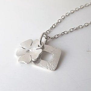 Collar colgante inicial y floral / Plata de ley / Hecho a mano y personalizado en el Reino Unido / Caja de regalo / Entrega gratuita