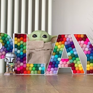 Letra de bola de fieltro arcoíris PLAY, Letra rellenable de madera, Letra decorativa, Decoración de guardería, Decoración infantil, Regalo de nuevo bebé, Letrero de juego para sala de juegos