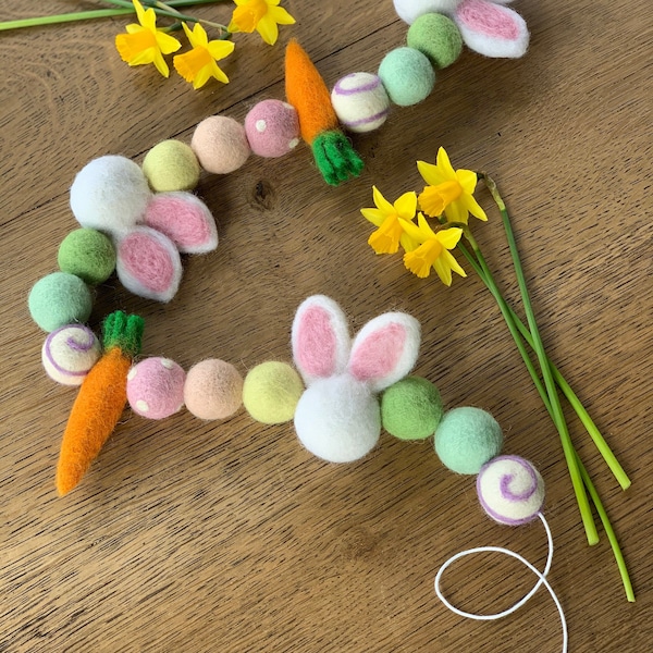 Guirlande de lapins de Pâques et carottes en feutre| Guirlande boules de feutre de Pâques | Guirlande de boules printanière en feutre | Guirlande de pompons de Pâques| Guirlande de lapins de Pâques