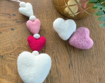 Hangende decoratie van vilten hart| Deurhanger van vilten hart| Gepersonaliseerde cadeau| Vilten bal deurhanger| Vilten balhanger| Wanddecoratie| Wanddecoratie