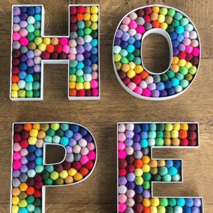 Mot de 4 lettres | Lettre à remplir en bois avec pompons | Lettre de l'alphabet en bois | Lettre en bois| Lettre boule en feutre| Cadeau personnalisé| Lettre décorative