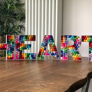 Letra de bola de feltro de madeira com 5 letras | letras de madeira | letras preenchíveis | carta de decoração de casa | carta decorativa | decoração de sala de jogos | presente personalizado | pompom