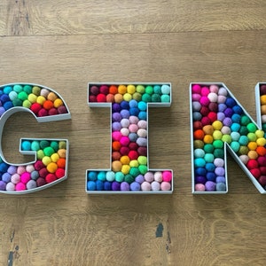 Lettre boule en feutre de bois GIN | Lettre en bois à remplir | Lettre de l'alphabet | Lettre arc-en-ciel| Lettre décorative| Décoration d'intérieur| Suspension murale|Décoration murale