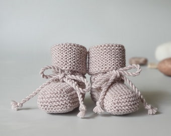 Beige handgebreide pasgeboren babywollen sokken - pantoffels van Oeko-Tex Merino Wool