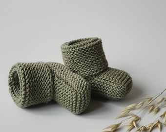 Pasgeboren babyslofjes, wollen sokken handgebreid van Oeko-Tex Merinowol in olijfgroene kleur