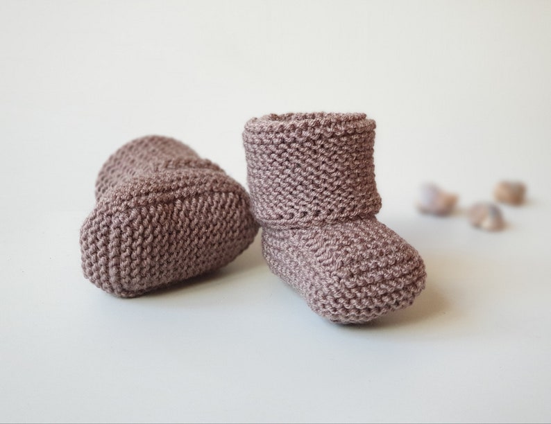 Children slippers with cuffs hand knitted in stretchy garter stitch. Warm and cozy from Oeko-tex certified pure merino wool. Very soft and specially suited for delicate baby skin. Available in sizes from newborn to toddler.