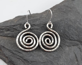 Hamrade spiralformade örhängen i sterlingsilver