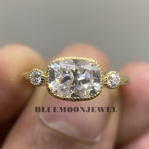 Diamanten verlovingsring omlijsting, trouwring met drie stenen, geelgouden moissaniet jubileumcadeauring, diamanten ring met 3 stenen in 14 kt goud