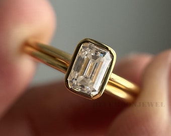 Anillo nupcial de moissanita con corte esmeralda, solitario con bisel de oro amarillo macizo