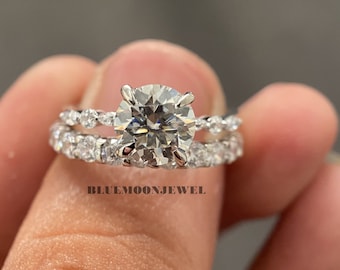 Anillo de compromiso de moissanita redonda de 1,50 ct con banda de eternidad en oro blanco de 10 quilates.