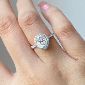 Anello con moissanite taglio ovale da 2,00 ct, anello di fidanzamento con alone taglio ovale da 9 x 7 mm, anello in oro bianco con moissanite ovale, anello di promessa per lei
