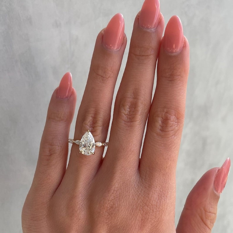 Verlobungsring in Tropfenform