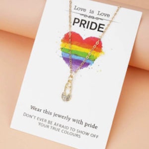 Collier en or avec épingle Love is Love Pride avec carte-cadeau - Bijoux Rainbow Pride Soutien LGBT, Accessoires élégants, Bijoux tendance pour la fierté