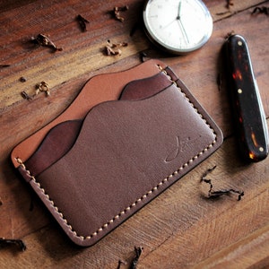 Leder Slim Geldbeutel Kartenhalter „Berge“ – Handgefertigt aus hochwertigem Leder in verschiedenen Brauntönen – Minimalistisches EDC Design