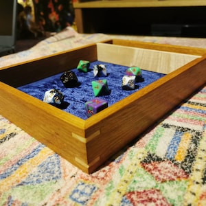 Dice tray in red oak and maple, with hand-cut splined mitres. Crushed velvet lining.