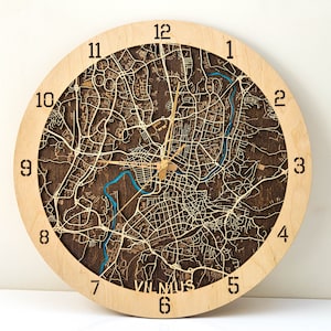 Horloge de ville en bois personnalisée personnalisée, horloge de plan de ville en bois de Vilnius horloges murales pour mur grande horloge murale en bois cadeau personnalisé