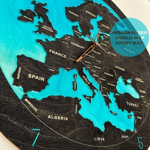 Horloge mondiale en bois personnalisée avec de l'eau époxy, horloge mondiale en résine époxy personnalisée, horloge murale, carte en bois personnalisée, cadeau d'anniversaire