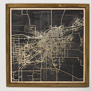 Carte en bois personnalisée découpée au laser pour n'importe quelle ville, nom personnalisé de l'emplacement de la ville, décoration d'intérieur de ville, cadeau de 5 ans de pendaison de crémaillère encadrée