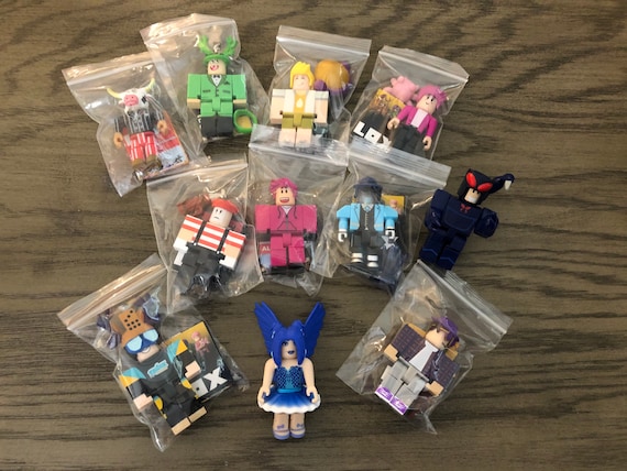 Roblox Series 1 Girl Guest Mini Figure (No Packaging) 