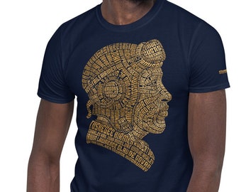 Può includere: Una t-shirt blu navy con una silhouette dorata di una testa di persona composta da parole. Le parole sono disposte in un cerchio e sono tutte collegate alla vita e al lavoro della persona.
