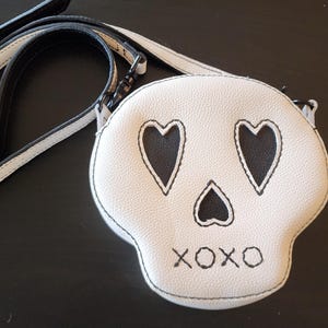 Bolso de piel con forma de calavera