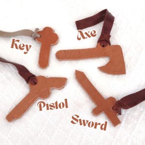 Handmade Leather Keychain Handcrafted Design Sword Axe Shaped Charm Genuine Rustic Accessory Kilt Sporran Pin Backpack Attachment Decoration