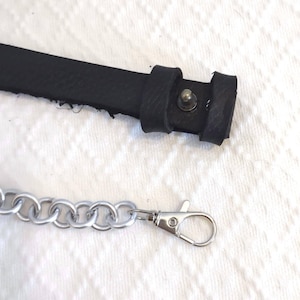 Renaissance Festival Gear Sporran Chain Attachment Leather Kilt Accessory Cosplay Event Essential Highland Games Equipment Traditional Scottish Design Adjustable Waist System Metal Clip Attachment Handmade Leather Construction Authentic