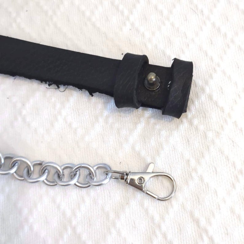 Renaissance Festival Gear Sporran Chain Attachment Leather Kilt Accessory Cosplay Event Essential Highland Games Equipment Traditional Scottish Design Adjustable Waist System Metal Clip Attachment Handmade Leather Construction Authentic