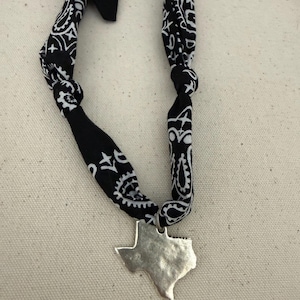 Svart och silverfärgad Texas Charm Bandana Halsband | Justerbart Rodeo Halsband | Matchhalsband San Antonio Spurs Halsband bild 2