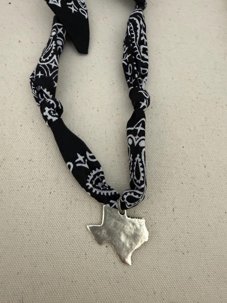 Svart och silverfärgad Texas Charm Bandana Halsband | Justerbart Rodeo Halsband | Matchhalsband San Antonio Spurs Halsband bild 2