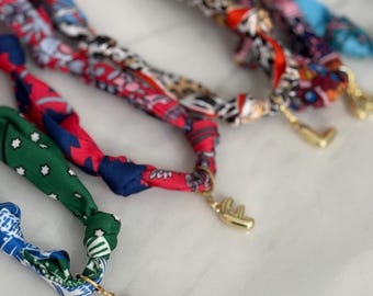 Anpassat initialhalsband: Guldfärgad bubbelbokstavsberlock, personligt bandanablommigt halsband med monogram
