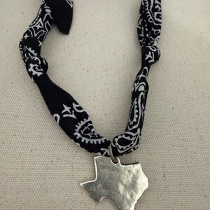 Svart och silverfärgad Texas Charm Bandana Halsband | Justerbart Rodeo Halsband | Matchhalsband San Antonio Spurs Halsband bild 3