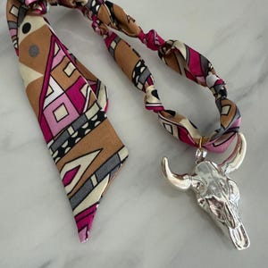 Zilveren western longhornsjaalketting| Bandana-bedelketting | Zijden sjaalketting zilveren ketting in stierenrodeostijl