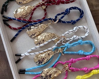 Pingente de Bolsa Gold Oyster: Chaveiro Náutico em Paracord - Ideal para Barcos e Bolsas. Escolha a cor do seu cordão.