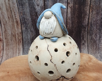 Zwerg auf Kugel Wichtel mit Hut getöpfert Keramik frostfest