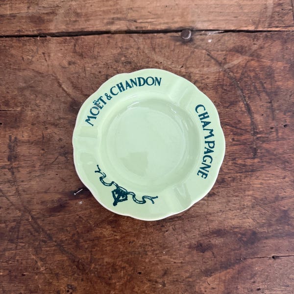 Plato de cristal opalino vintage para champán Moët Chandon, color verde pálido con borde festoneado, artículo de colección de cristal opalino francés, marca Epernay, década de 1950.